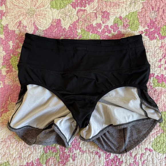 Lululemon Gray High Rise Speed Up Short Size 6, 4 inch inseam - Picture 6 of 6